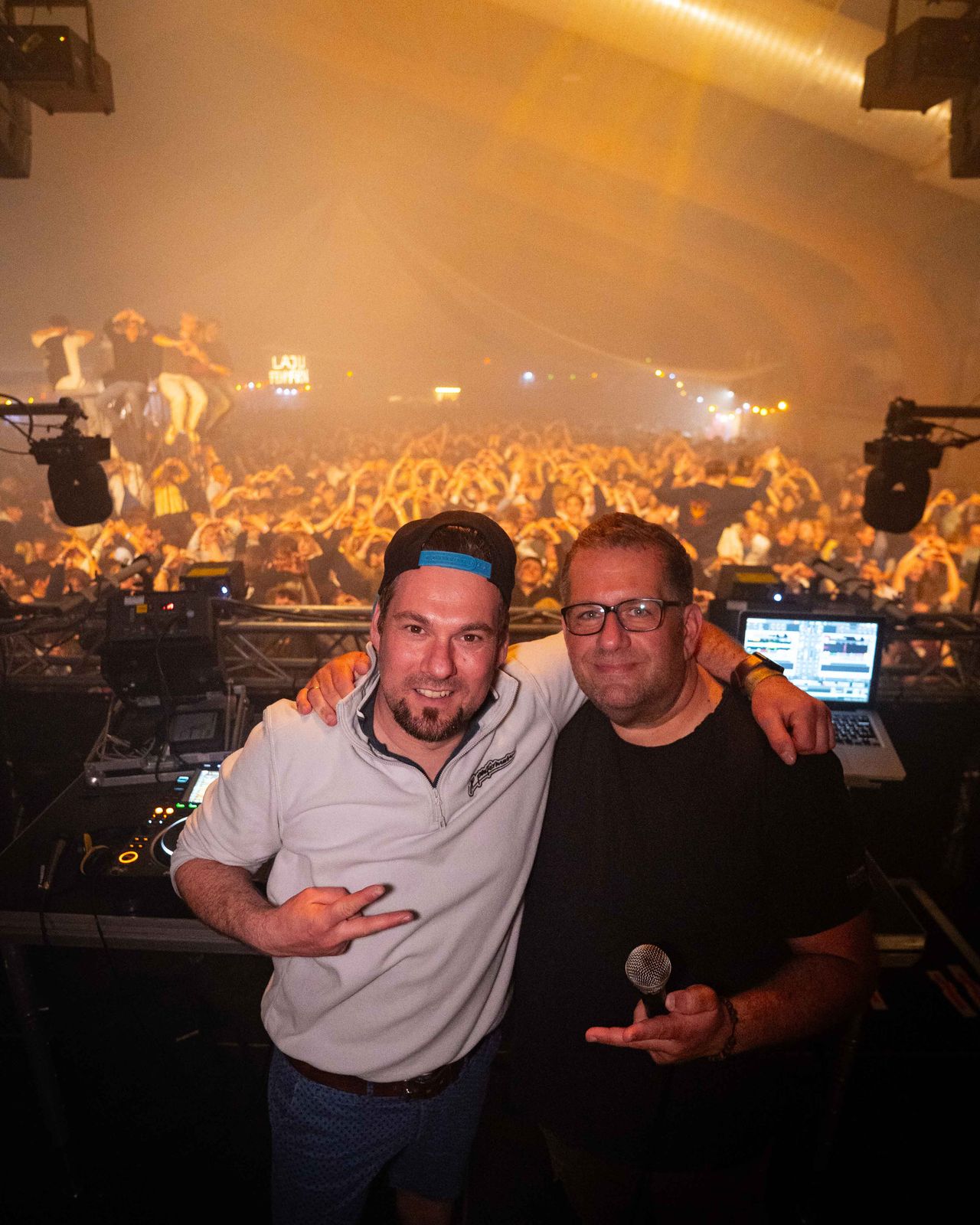 Soeren Hartmann und Basti van den Sroeden Seite an Seite auf der Bühne mit Crowd im Hintergrund, die Hände hochreißt. – Maifeuerfete Fehmarn 2026