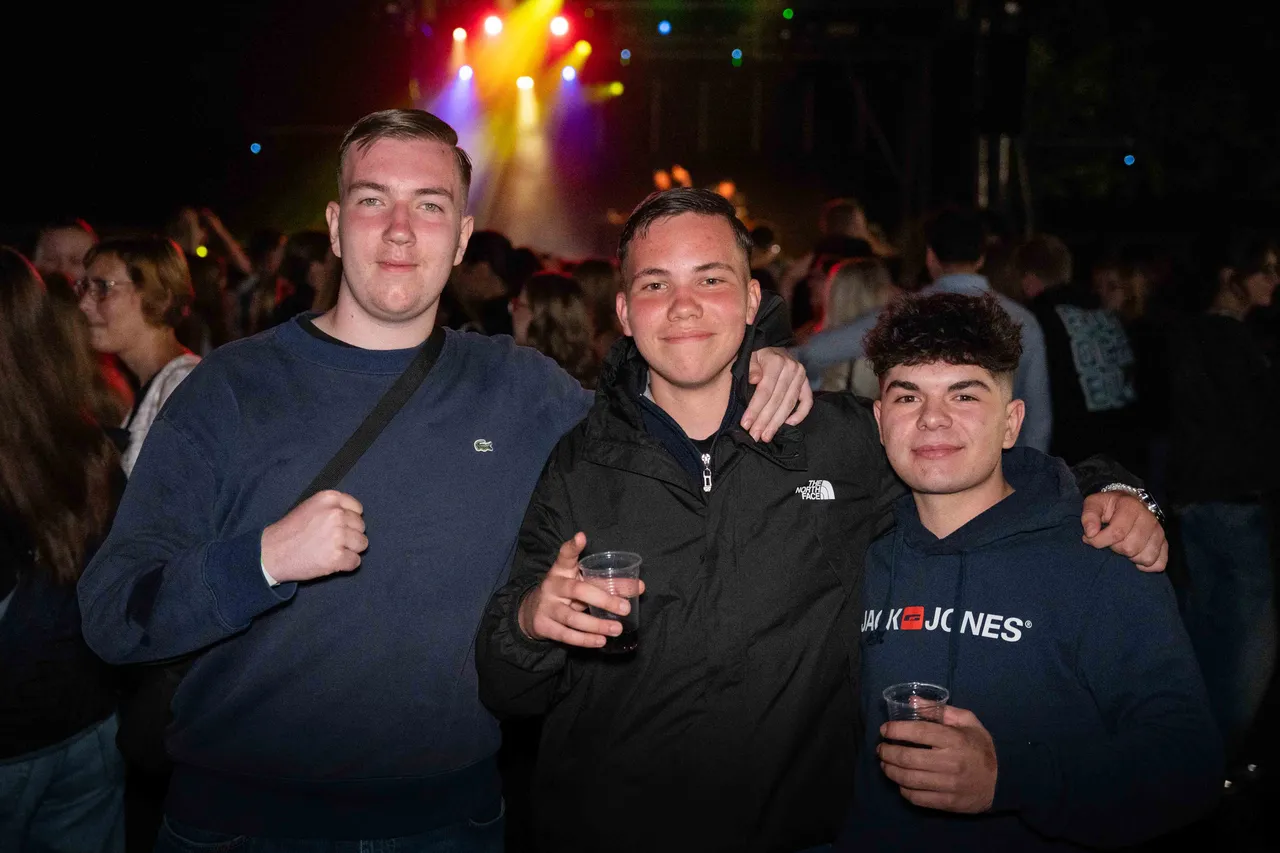 3 Leute vor Büühne