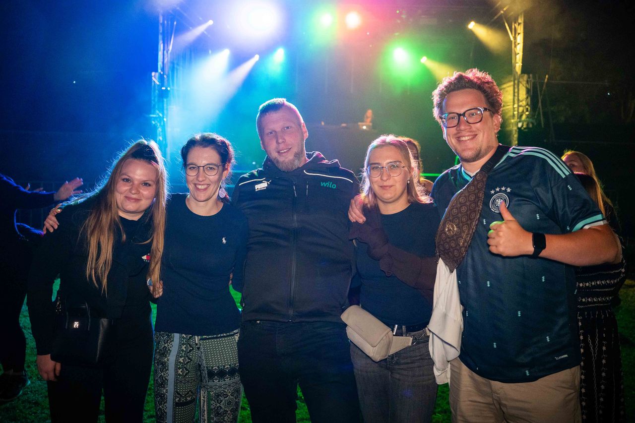 Einige Leute vor Bühne – Behlendorf Beach Party 2026