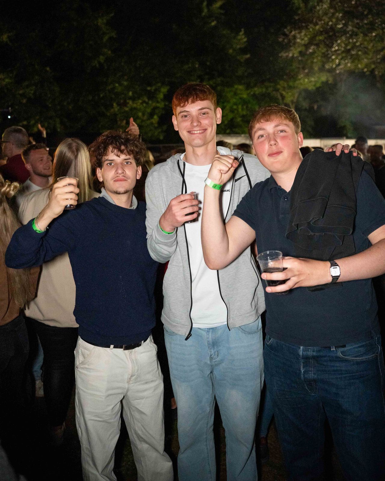 Einige Leute vor Bühne – Behlendorf Beach Party 2026