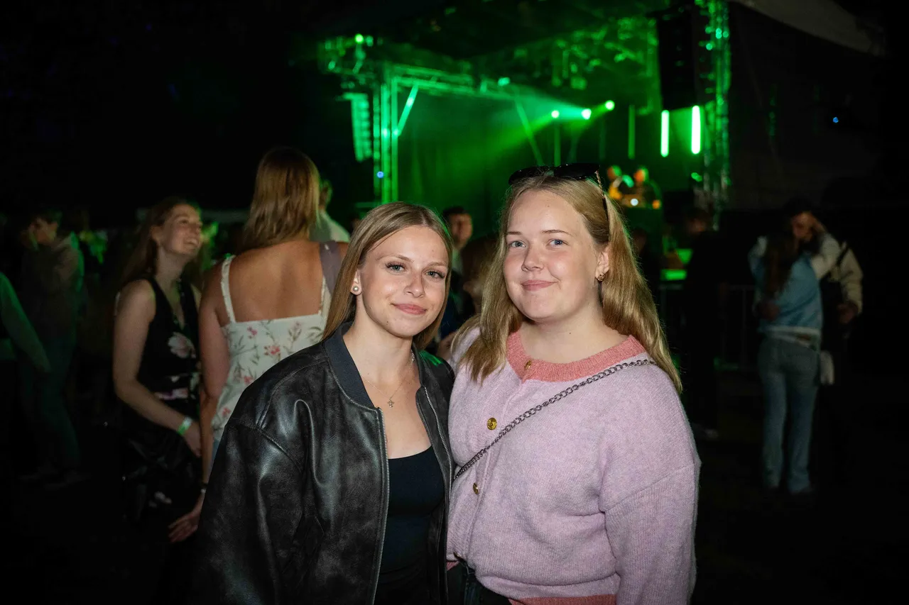 2 Frauen vor Bühne