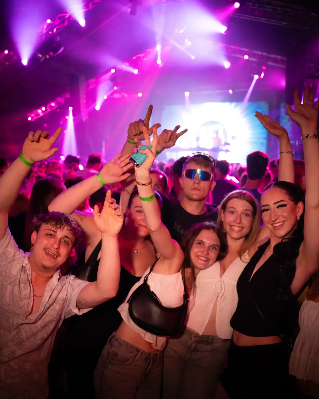 Scheune mit Laser Show