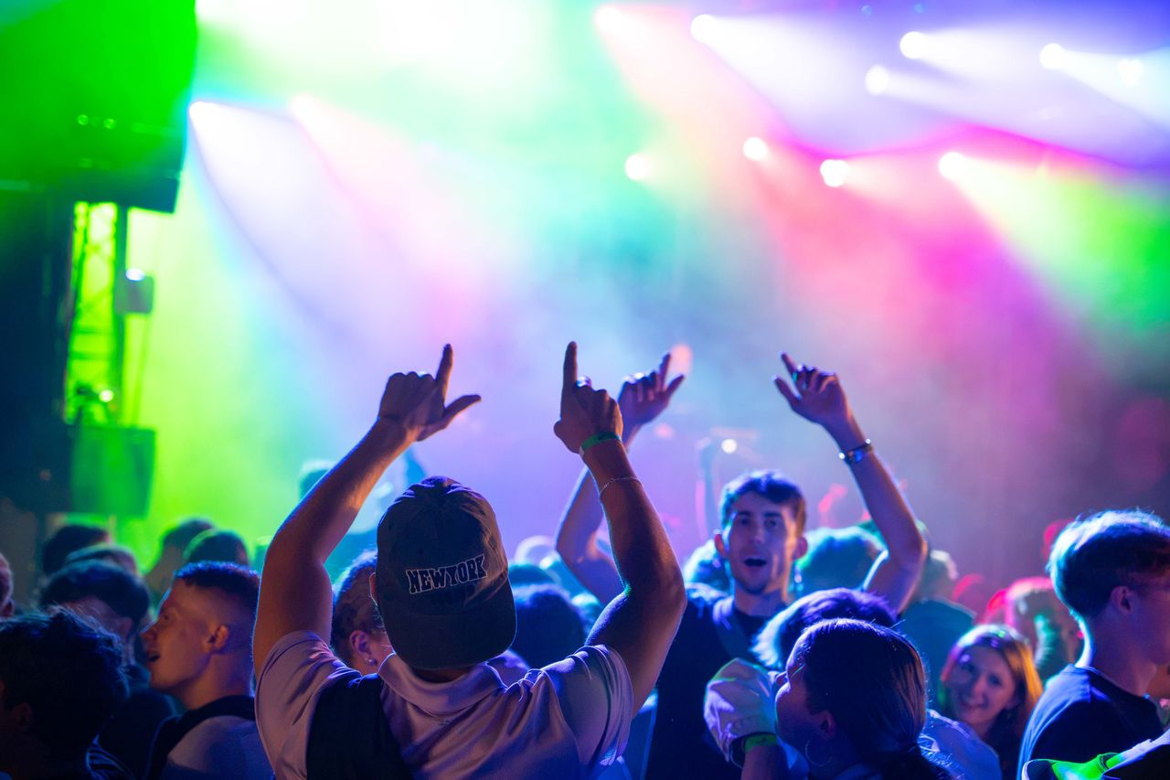 Einige Leute vor Bühne – Behlendorf Beach Party 2026