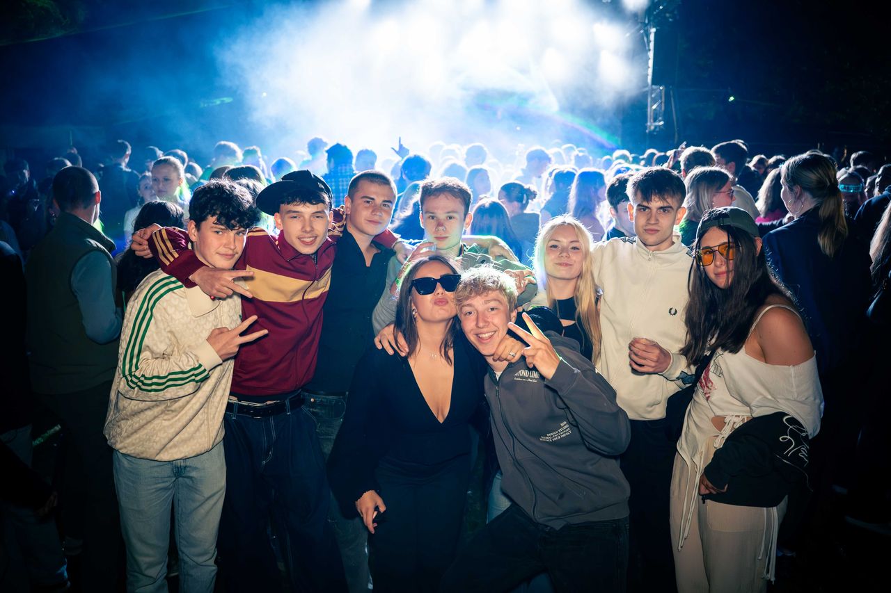 Einige Leute vor Bühne – Behlendorf Beach Party 2026