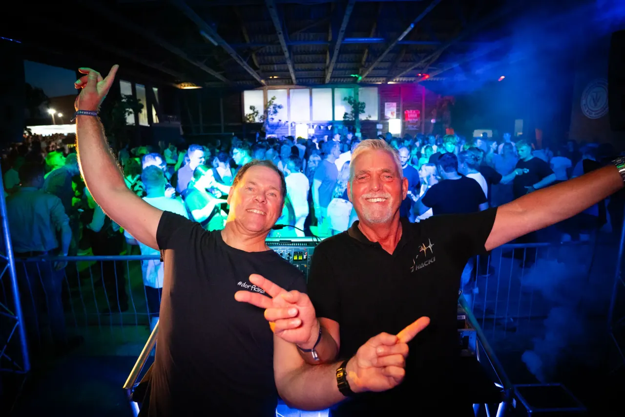 Scheune mit Laser Show