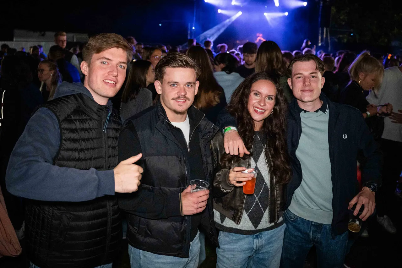 4 Leute vor Bühne