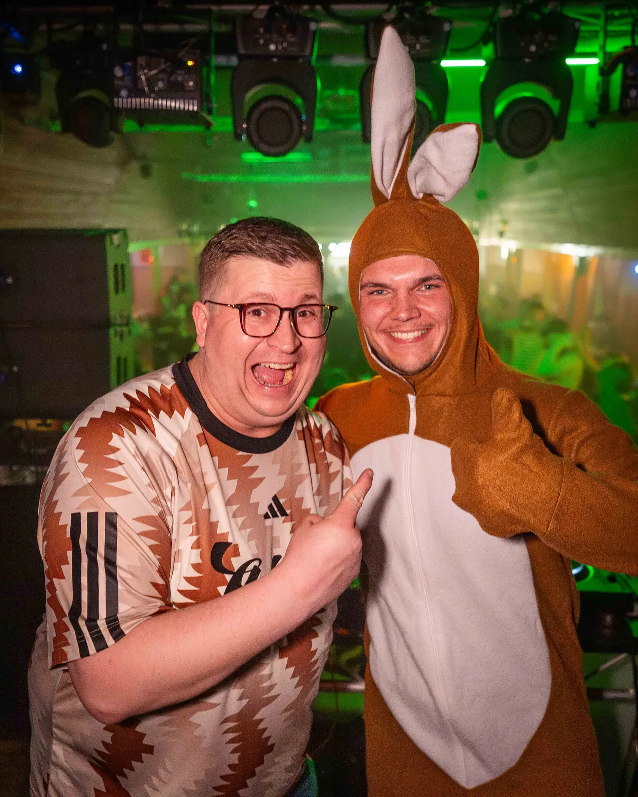 Daniel Mic und ein Gast im Osterhasenkostüm auf der Bühne.