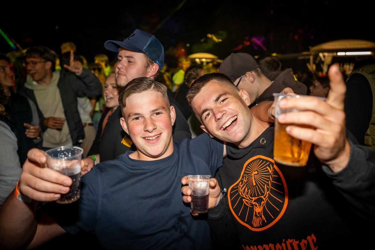 Einige Leute vor Bühne – Behlendorf Beach Party 2026