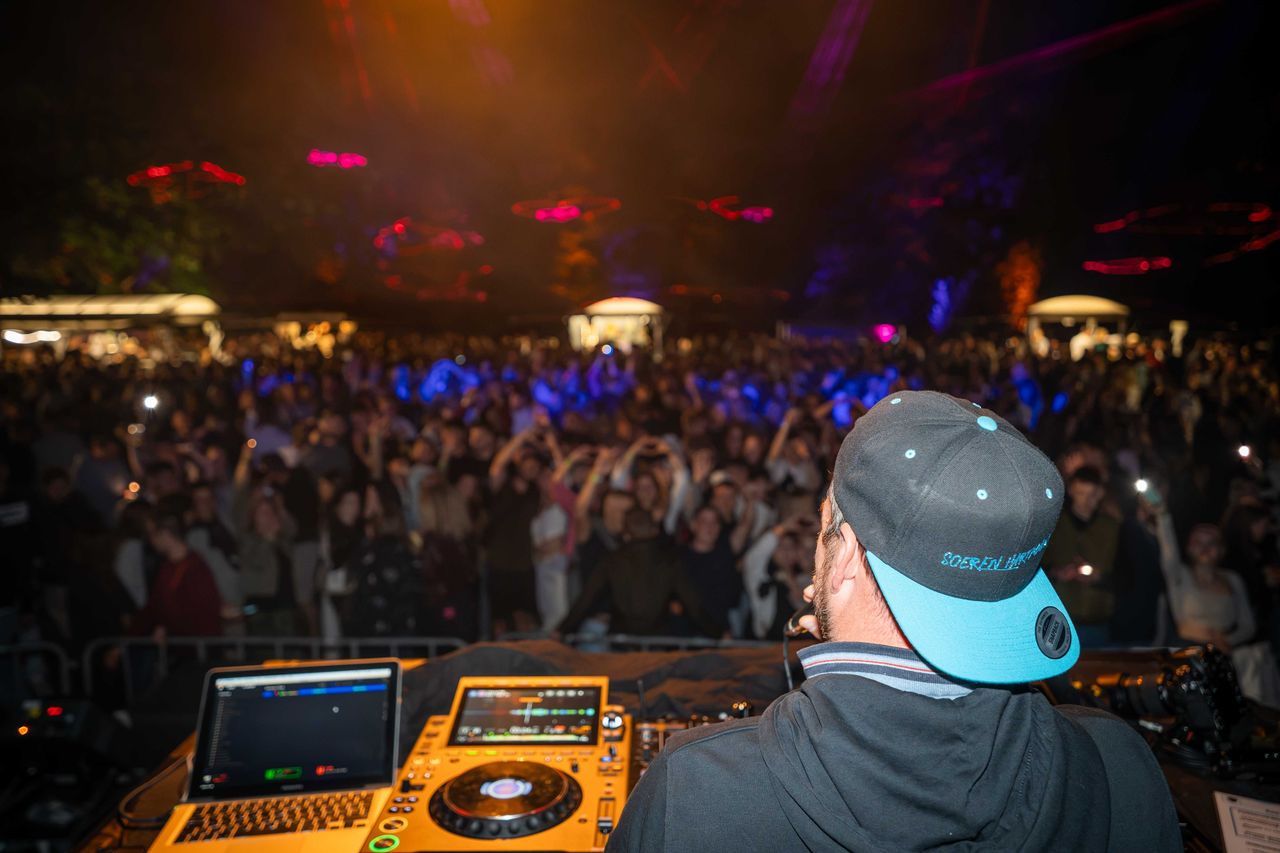 Einige Leute vor Bühne – Behlendorf Beach Party 2026