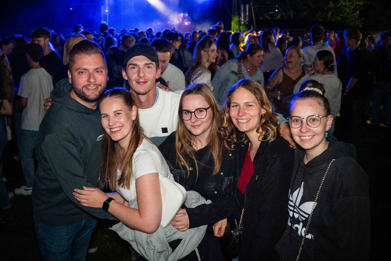 Einige Leute vor Bühne