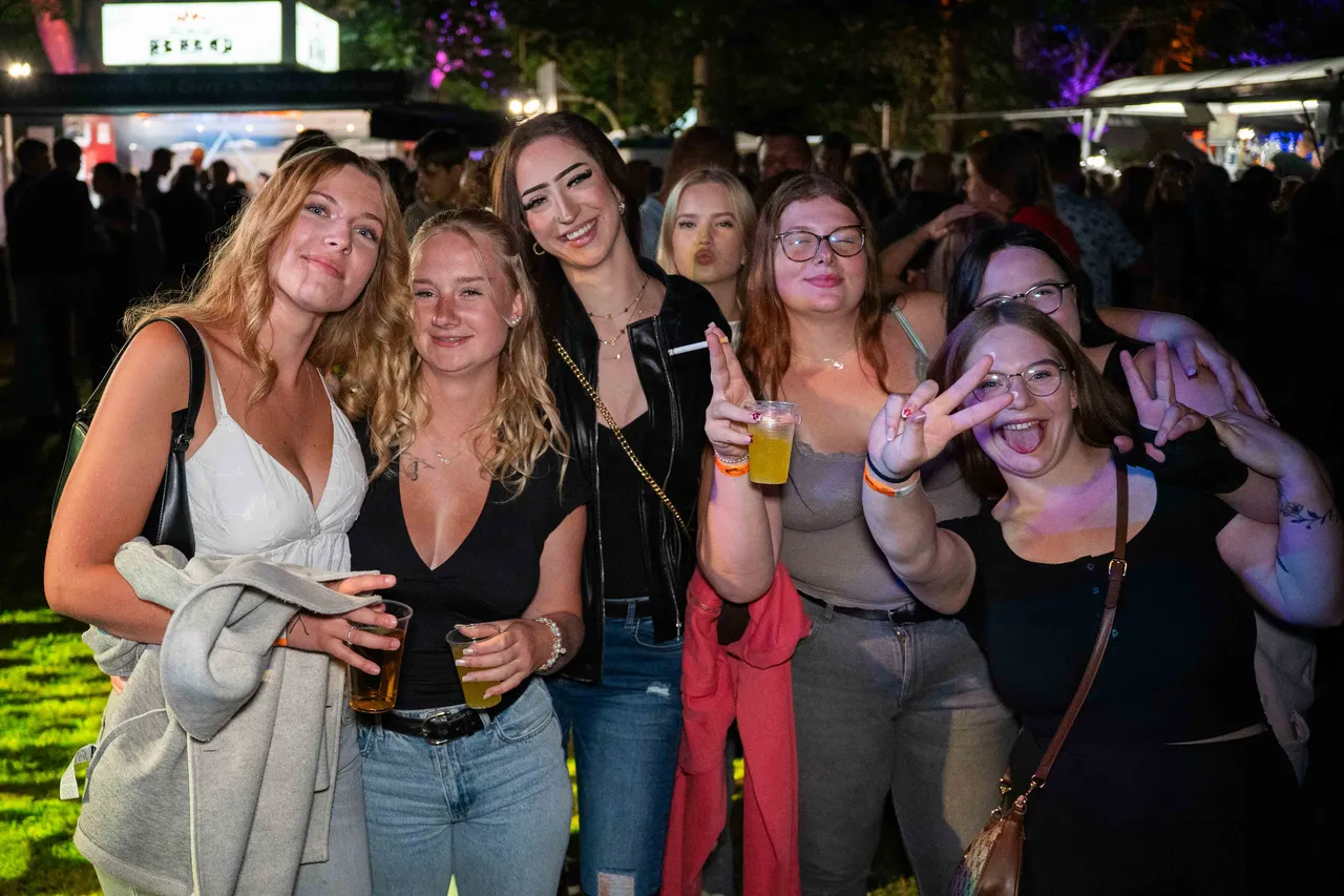 Einige Leute auf dem Event