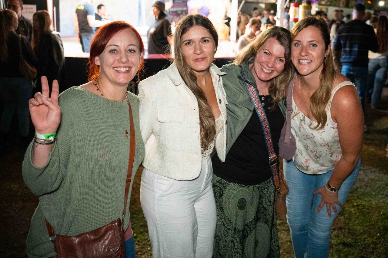 Einige Leute vor Bühne – Behlendorf Beach Party 2026