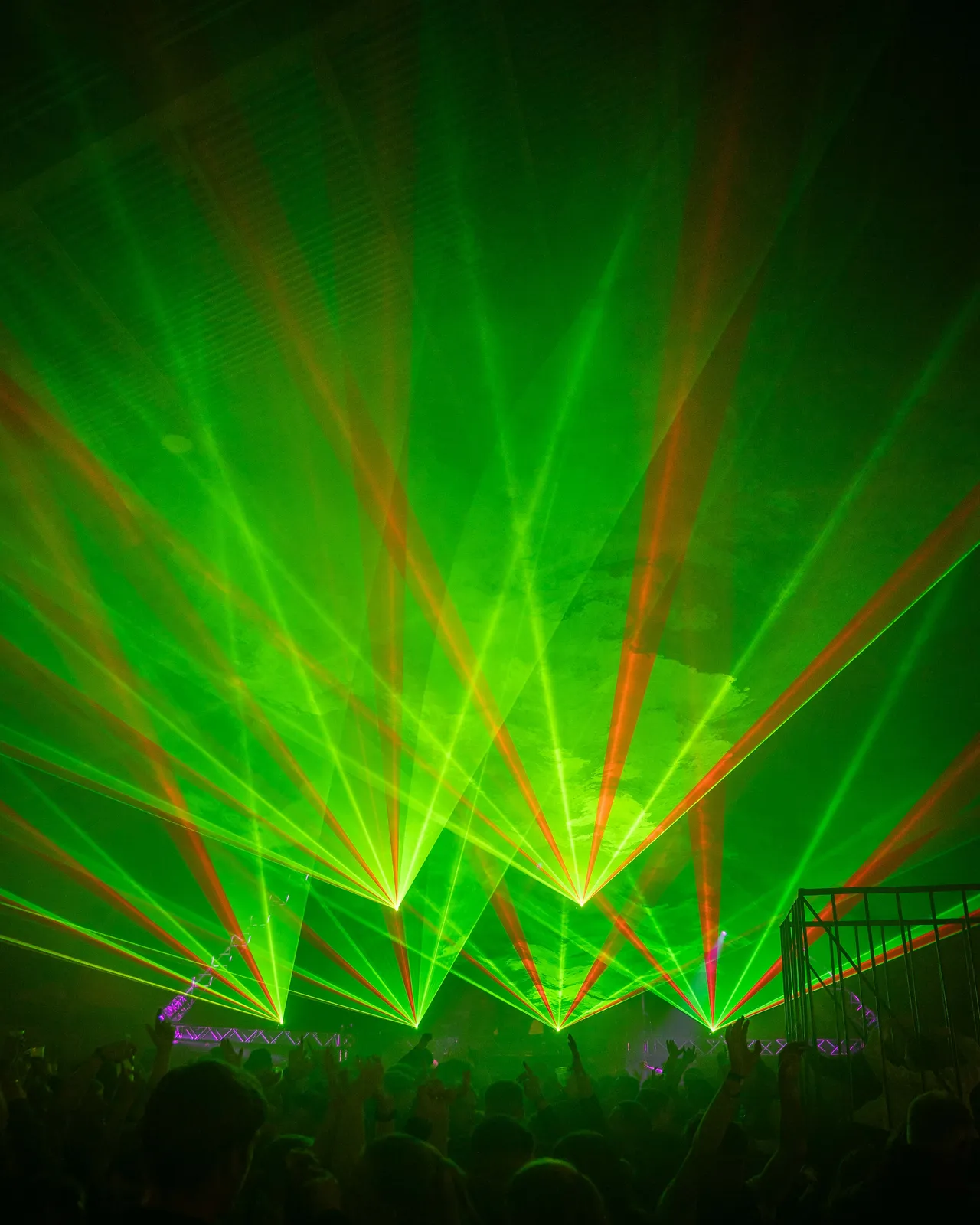 Grüne Laser in der Scheune über der Crowd.