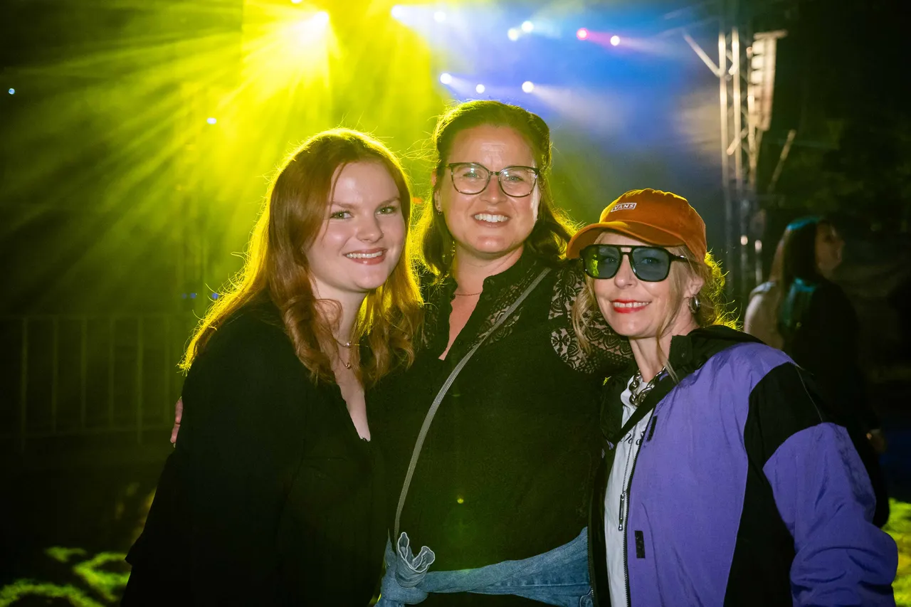3 Leute im Licht vor Bühne