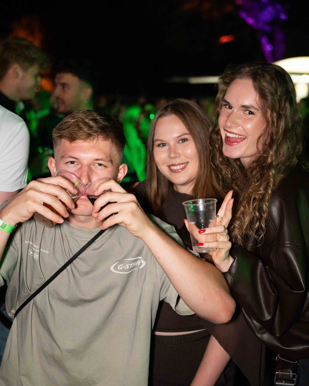 Einige Leute vor Bühne – Behlendorf Beach Party 2026