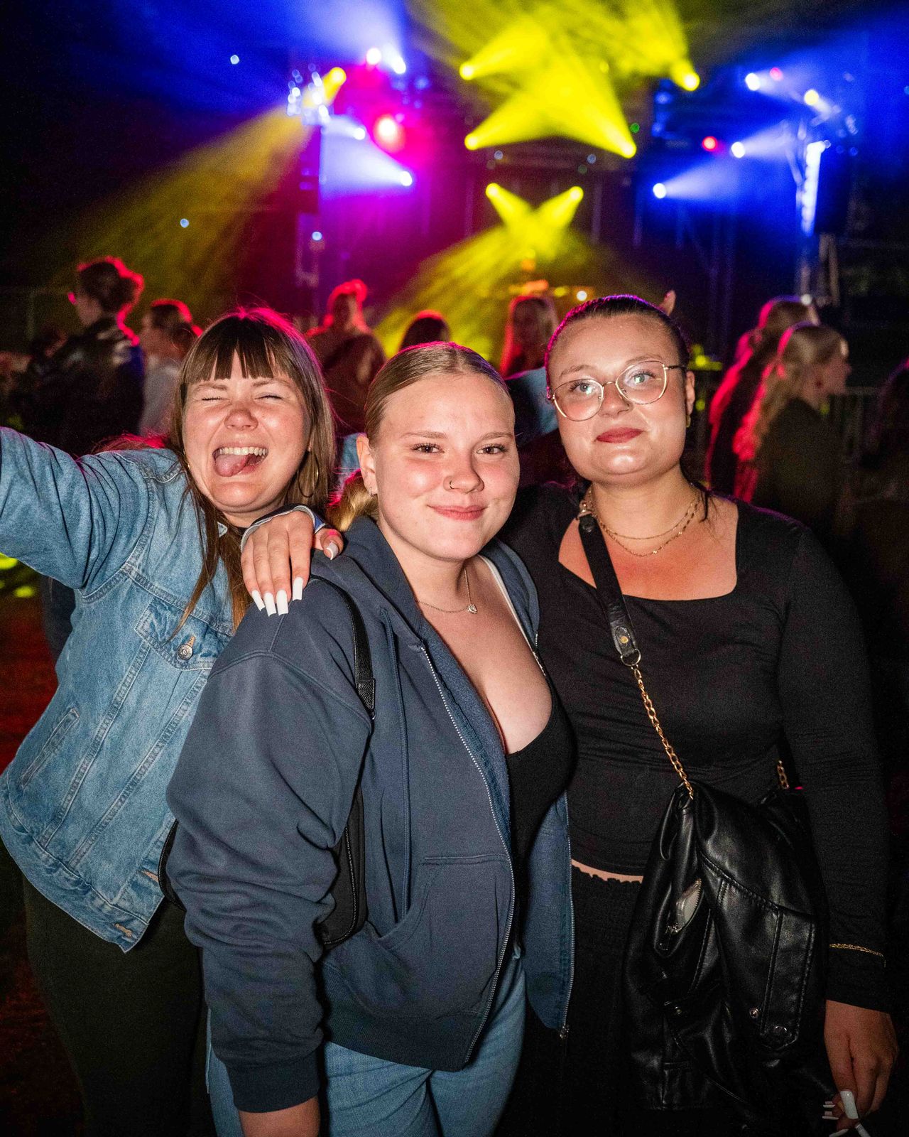 Einige Leute vor Bühne – Behlendorf Beach Party 2026