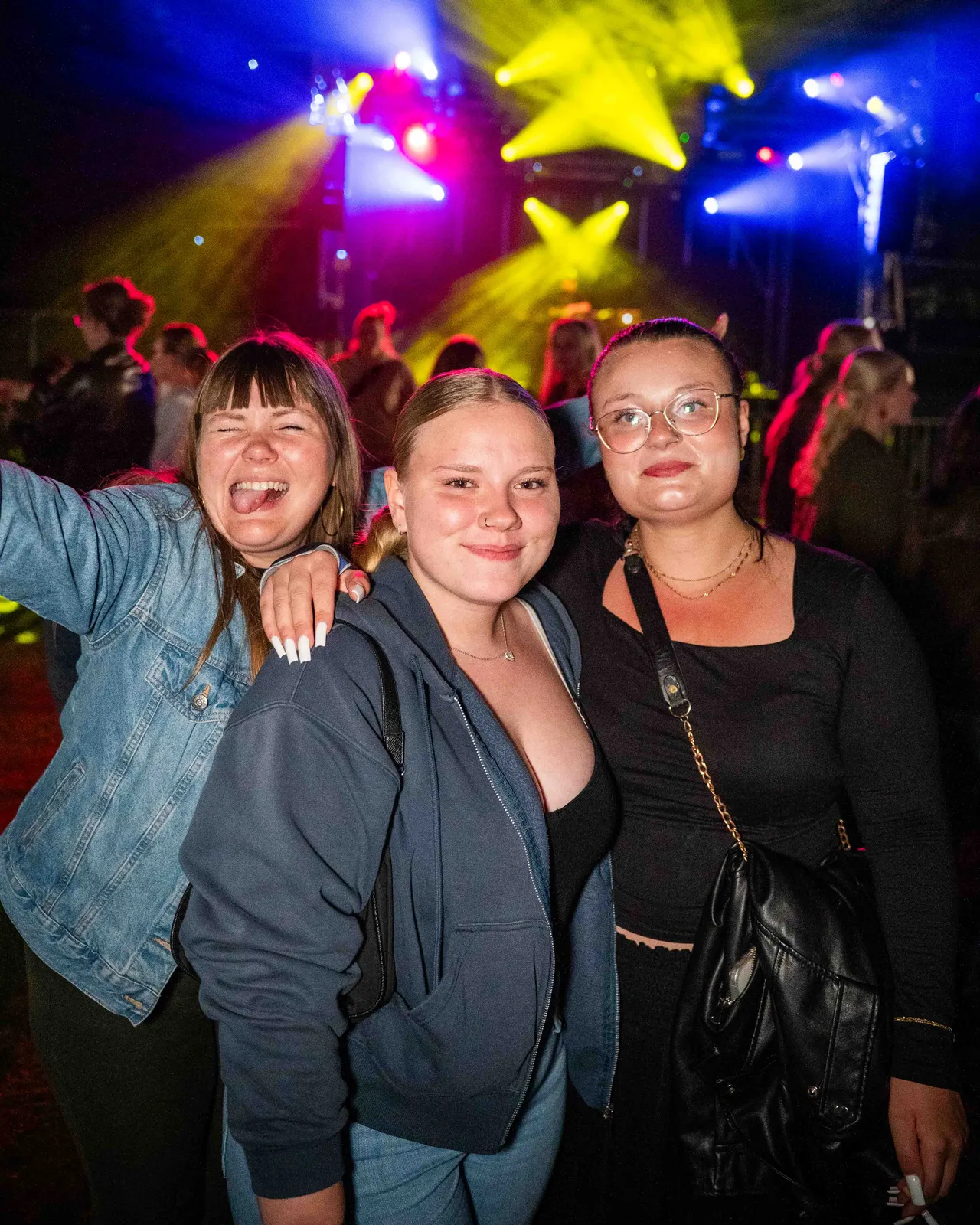 Einige Leute vor Bühne