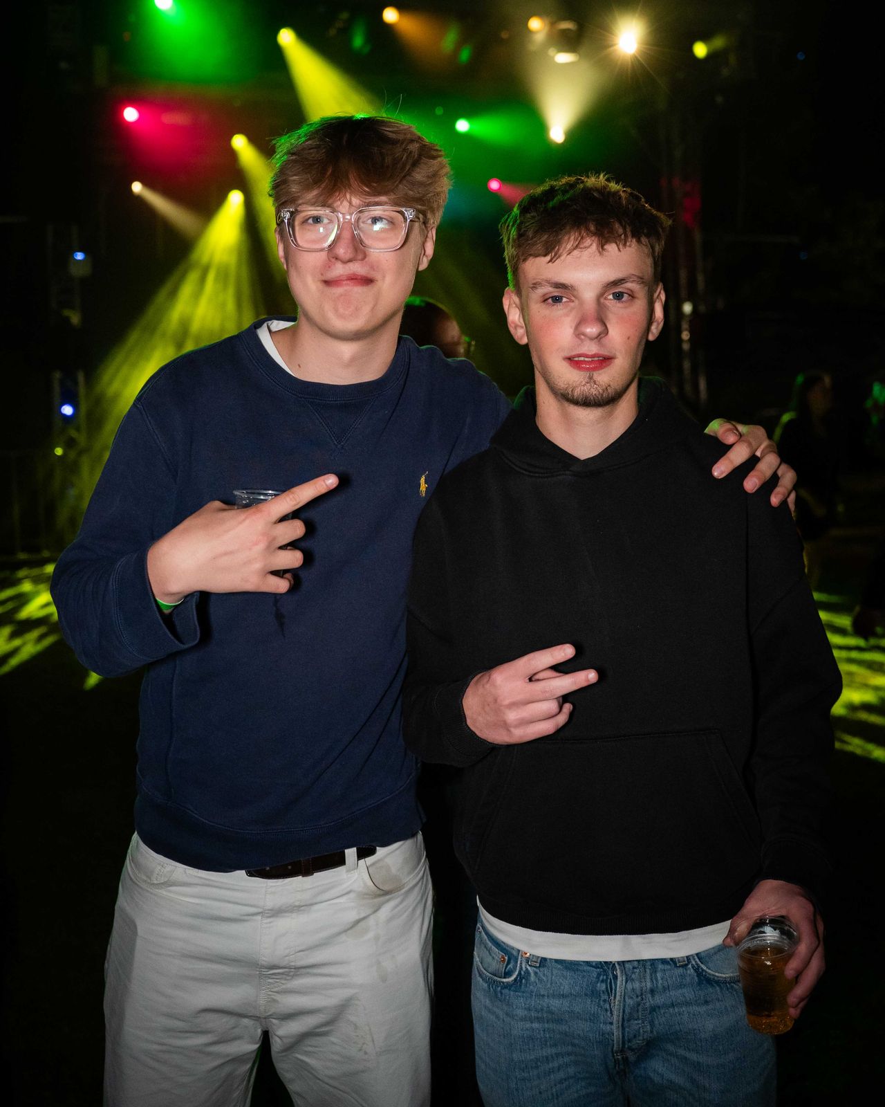 2 Leute vor Bühne – Behlendorf Beach Party 2026