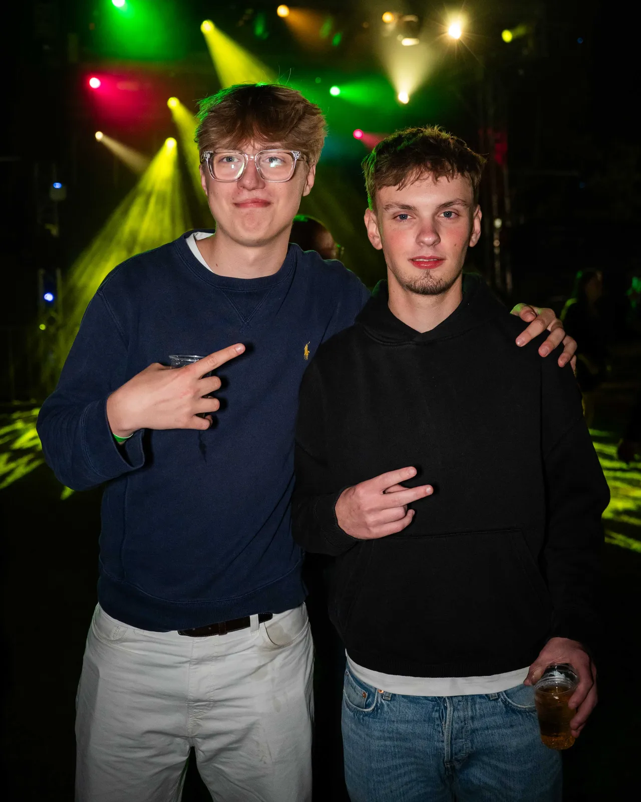 2 Leute vor Bühne