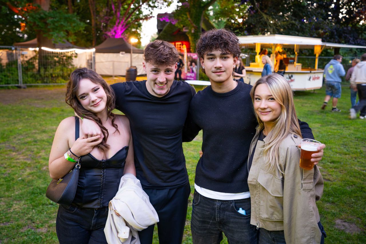 Einige Leute vor Bühne – Behlendorf Beach Party 2026