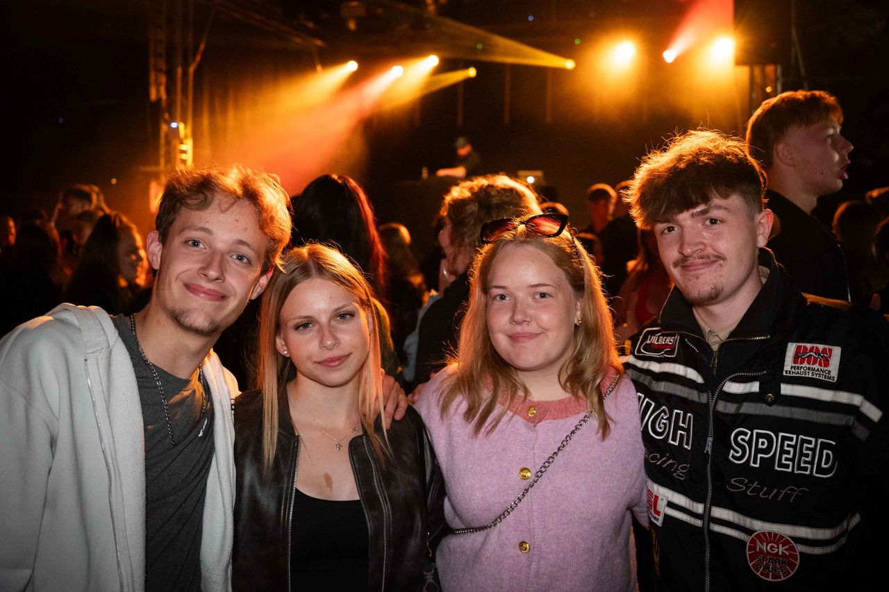 Einige Leute vor Bühne – Behlendorf Beach Party 2026