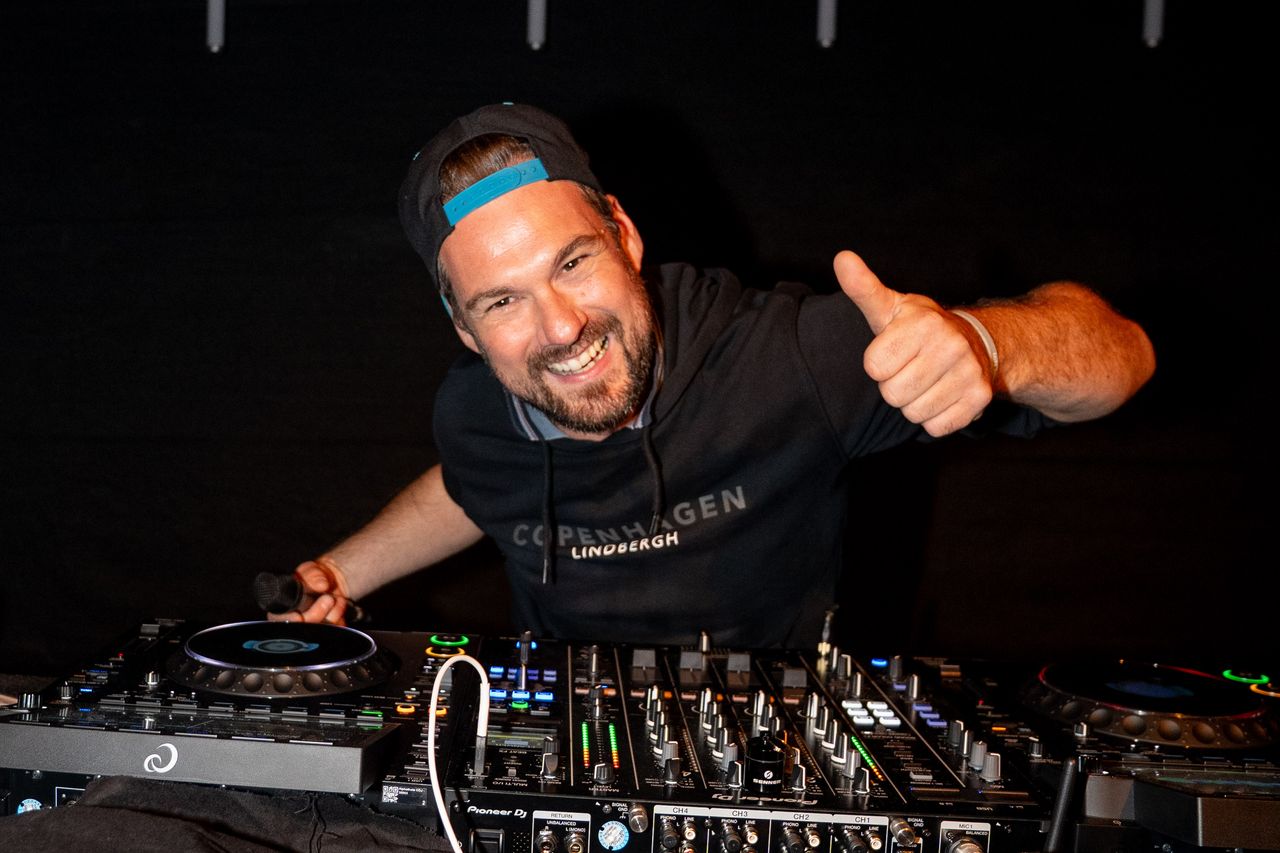 Einige Leute vor Bühne – Behlendorf Beach Party 2026