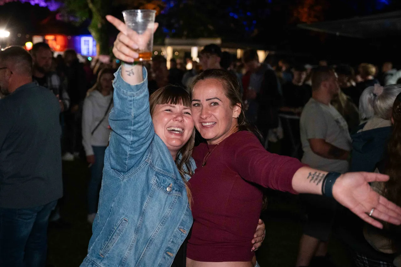 2 Frauen