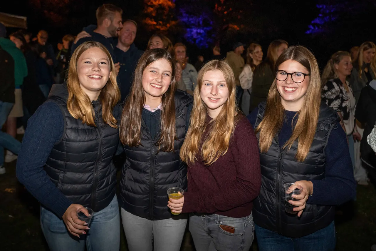 Einige Leute vor Bühne
