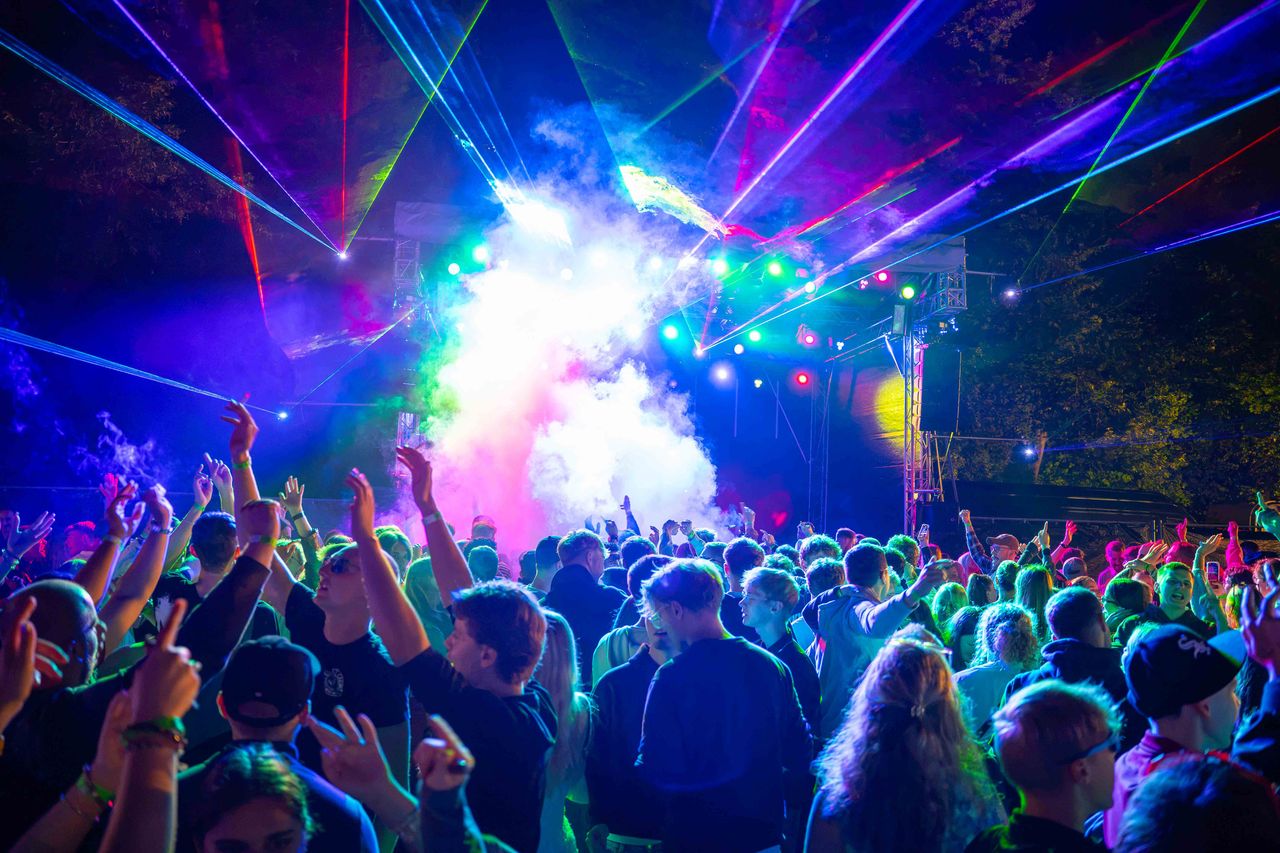 Einige Leute vor Bühne – Behlendorf Beach Party 2026