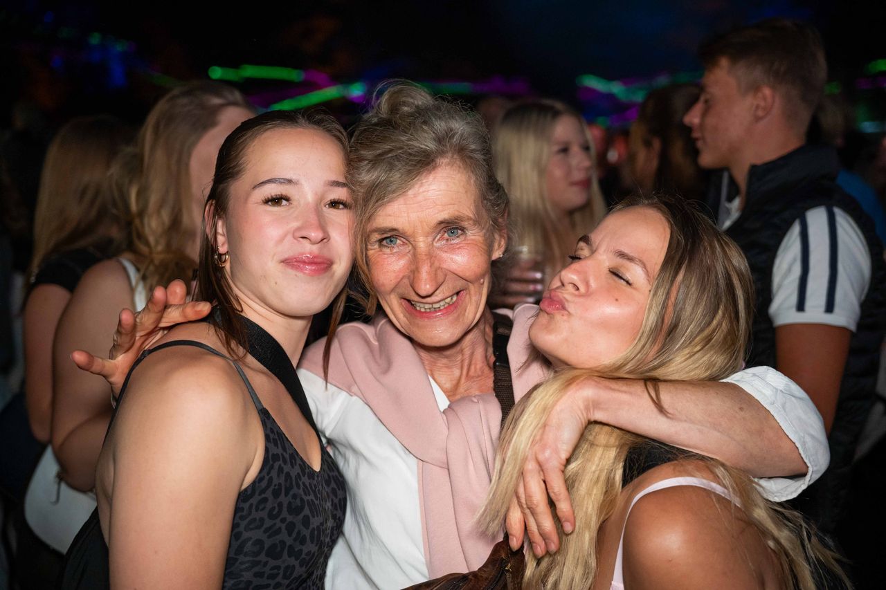 Einige Leute vor Bühne – Behlendorf Beach Party 2026