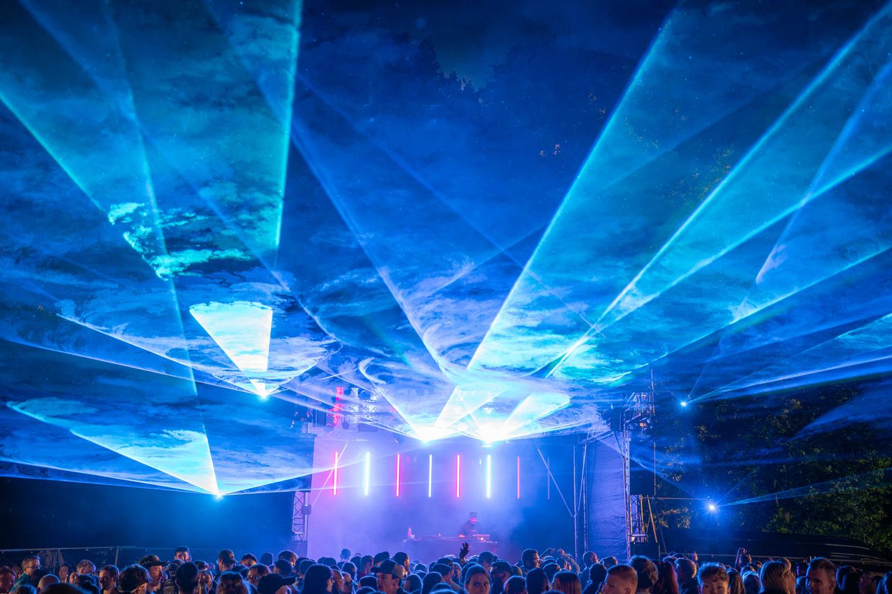 Einige Leute vor Bühne – Behlendorf Beach Party 2026