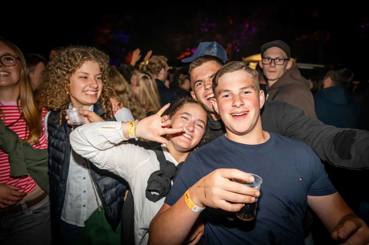 Einige Leute vor Bühne