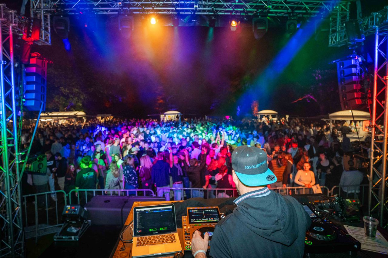 Einige Leute vor Bühne – Behlendorf Beach Party 2026