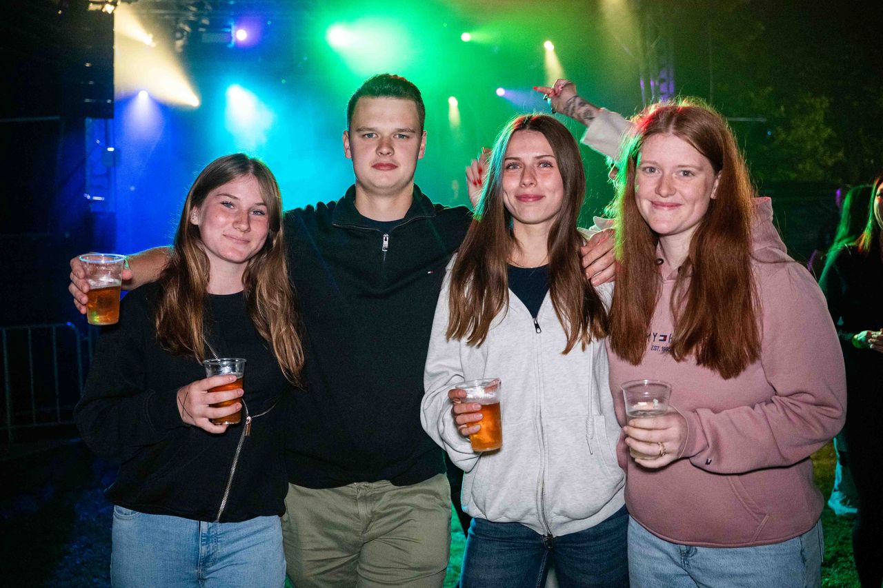 3 Leute vor Bühne – Behlendorf Beach Party 2026