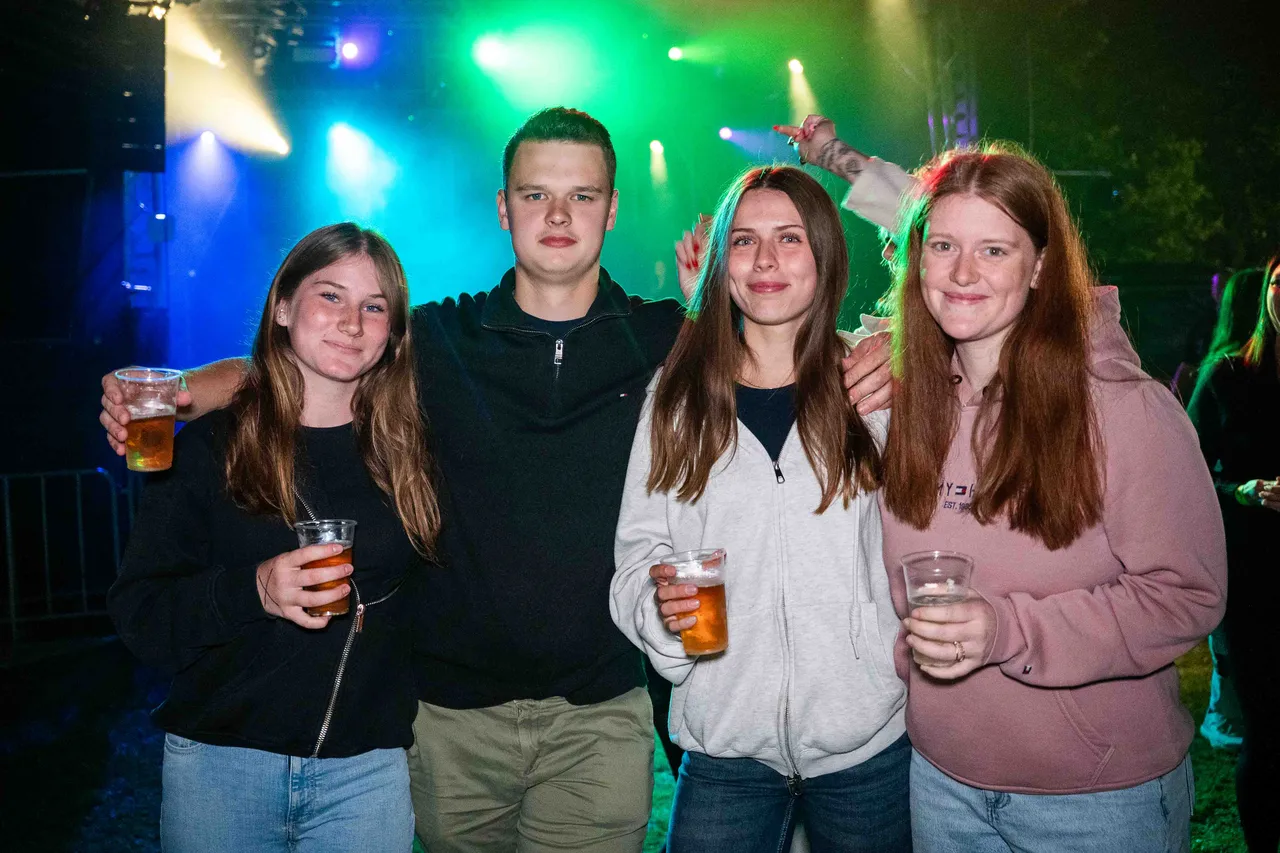 3 Leute vor Bühne