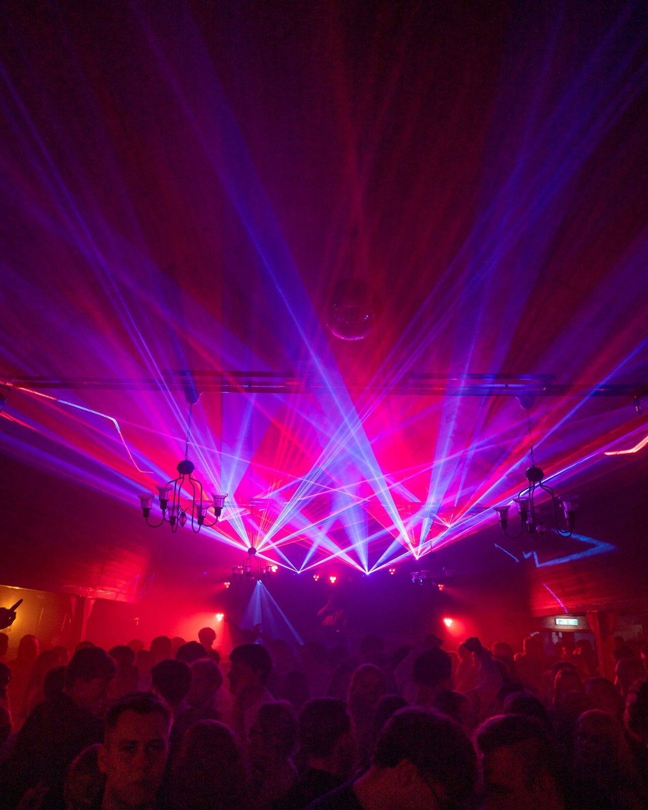 Rotes Licht und rot blaue Laser von der Bühne kommend.