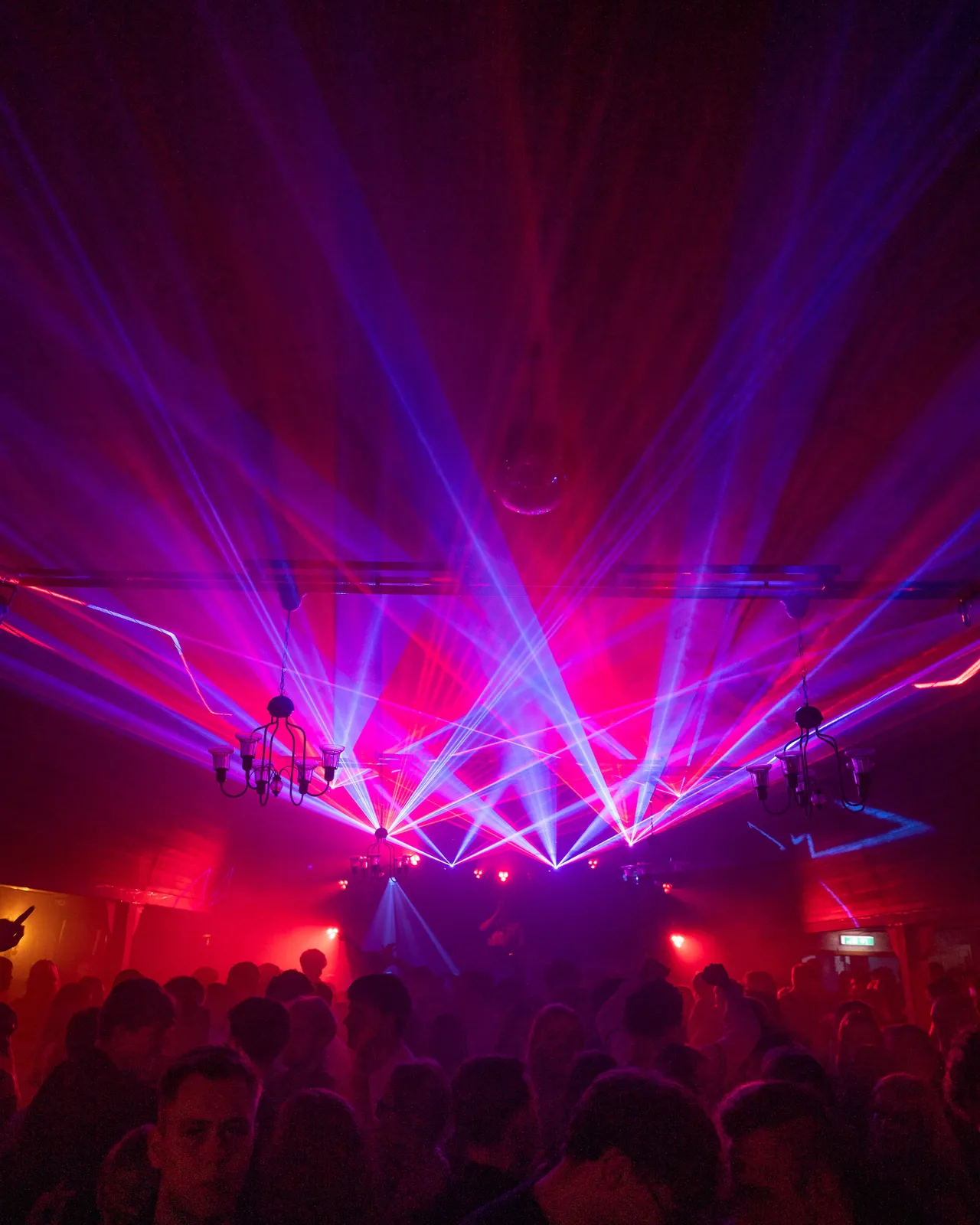 Rotes Licht und rot blaue Laser von der Bühne kommend.