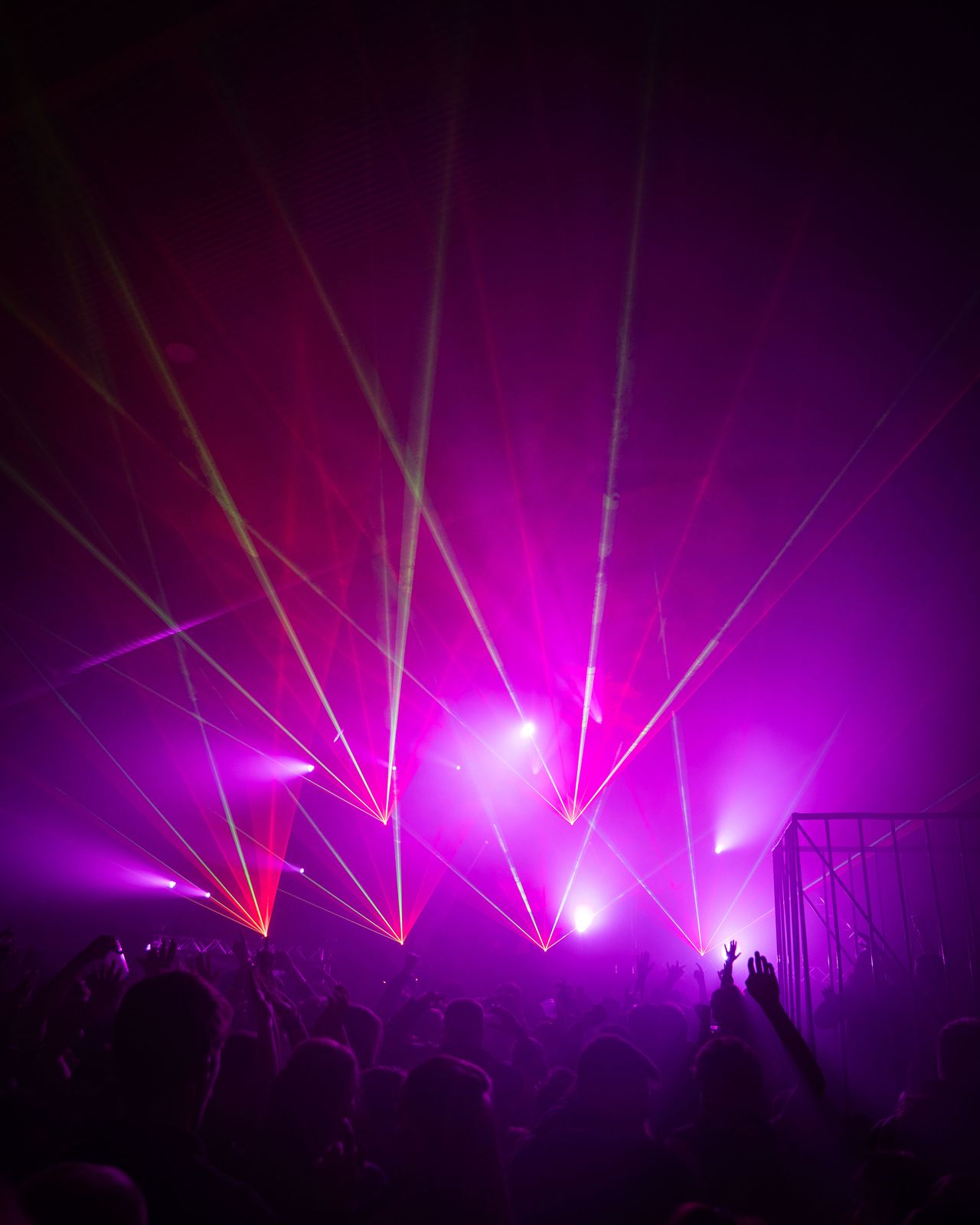Pinkes Licht und rote Laser in der Scheune. – Maifeuerfete Fehmarn 2026
