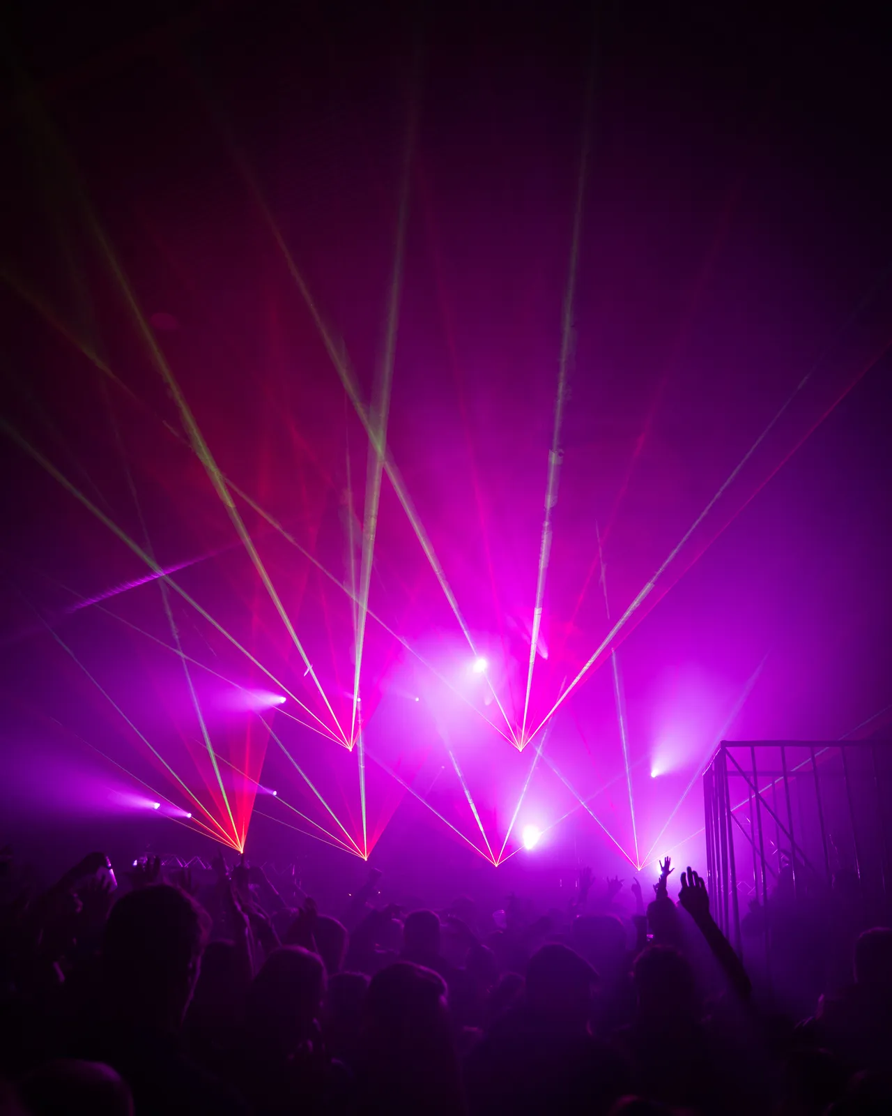 Pinkes Licht und rote Laser in der Scheune.