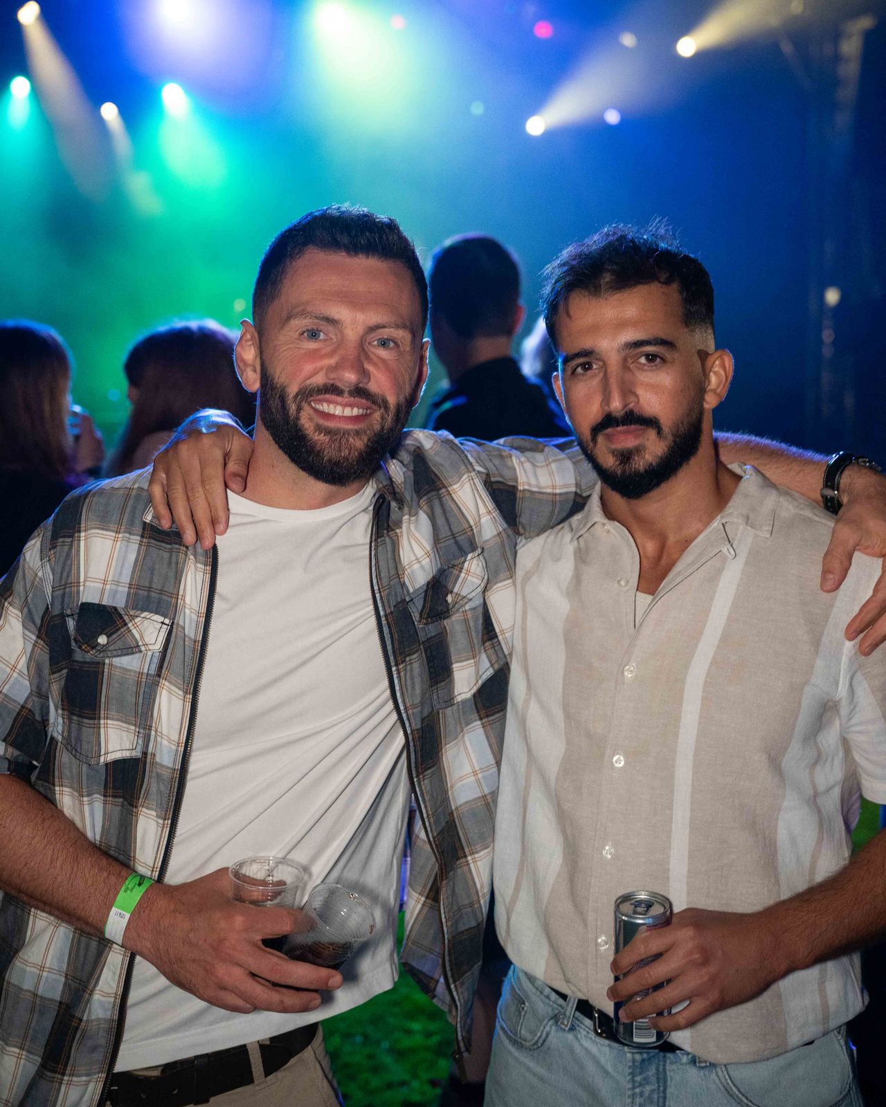 2 Leute vor Bühne – Behlendorf Beach Party 2026