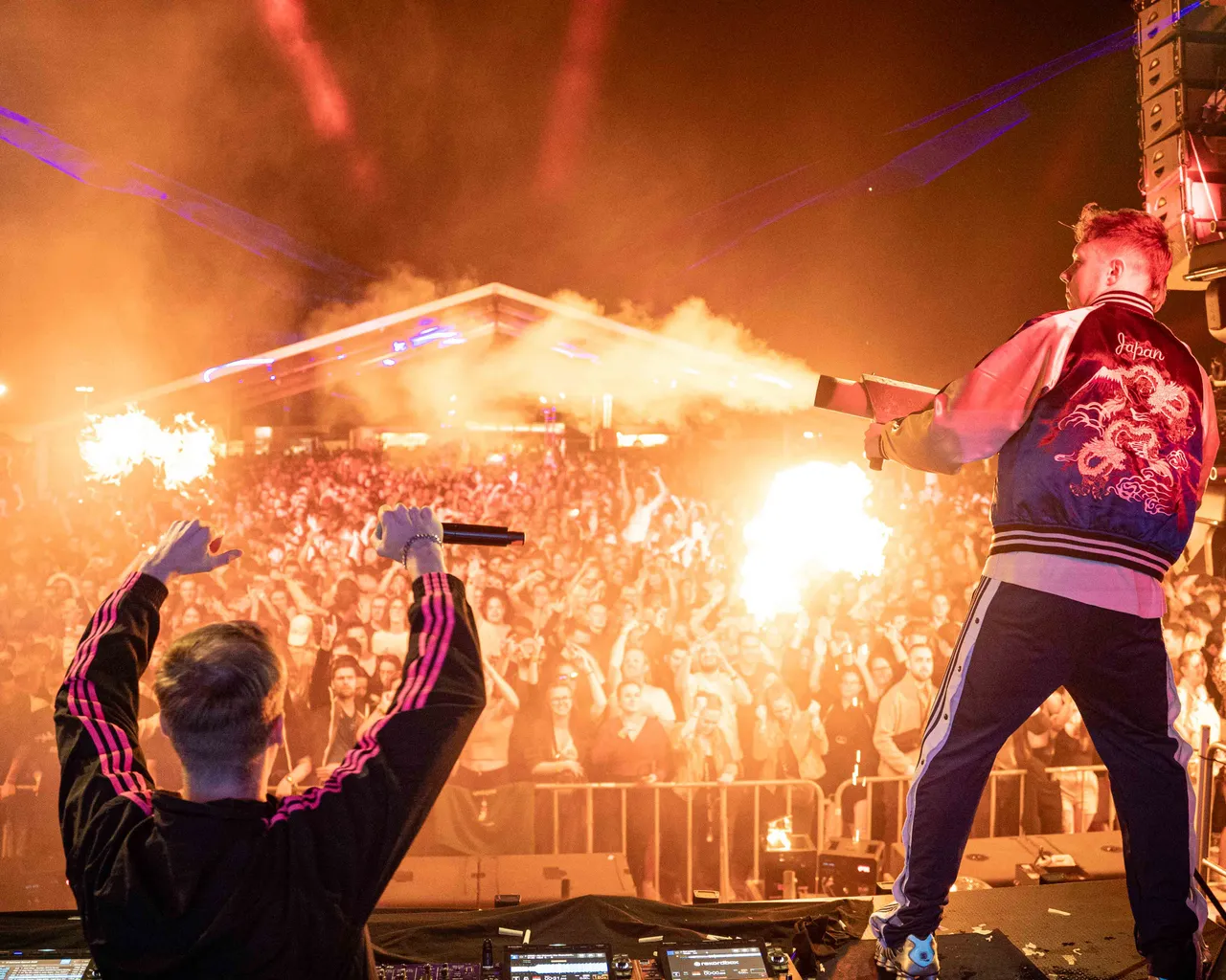 AMXO stehen auf der Bühne mit CO2 Gun und Feuereffekt schießt Flammen. Nr. 4