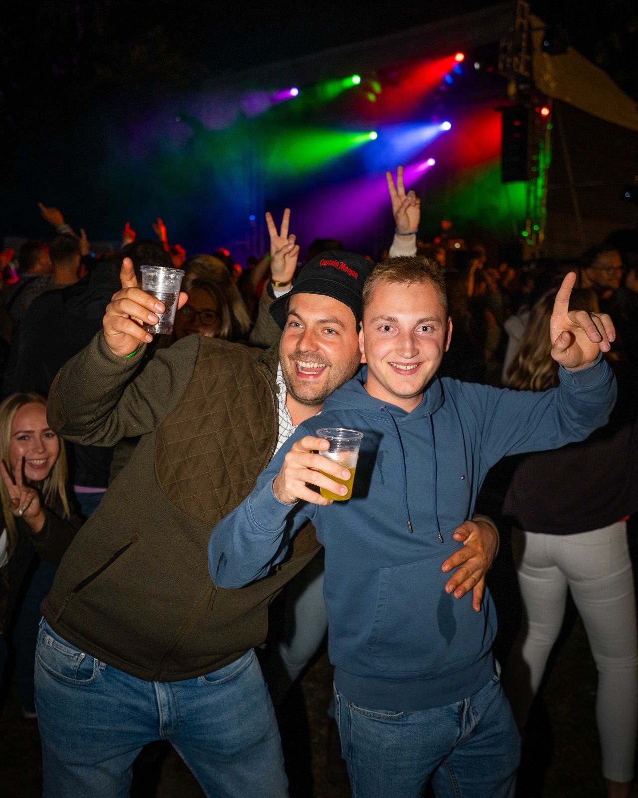 Einige Leute vor Bühne – Behlendorf Beach Party 2026