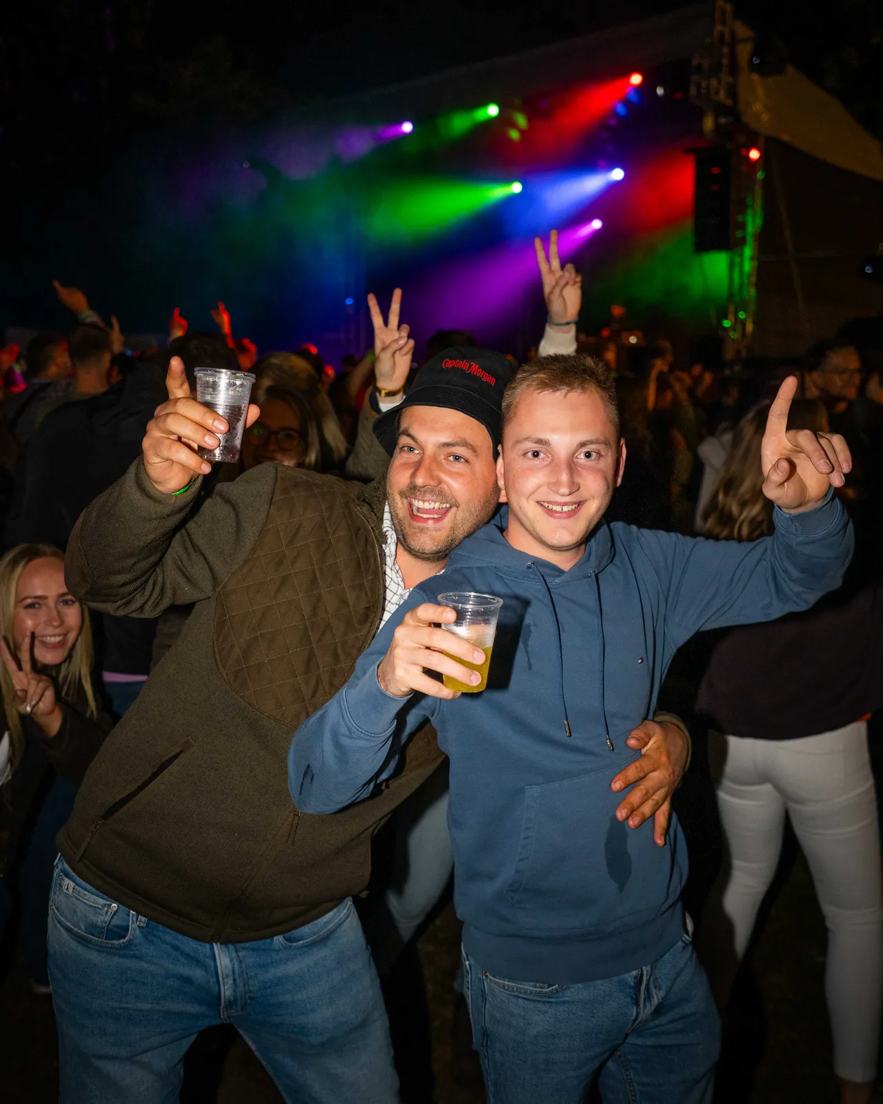 Einige Leute vor Bühne