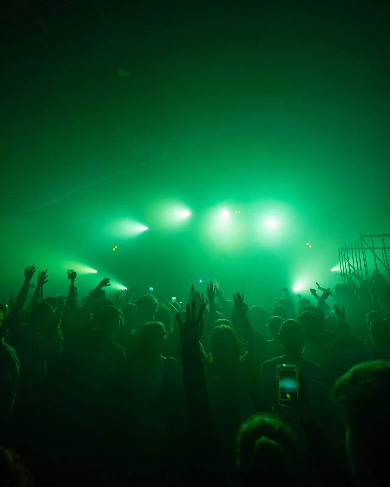 Grünes Licht von der Bühne. Crowd reißt Hände hoch.
