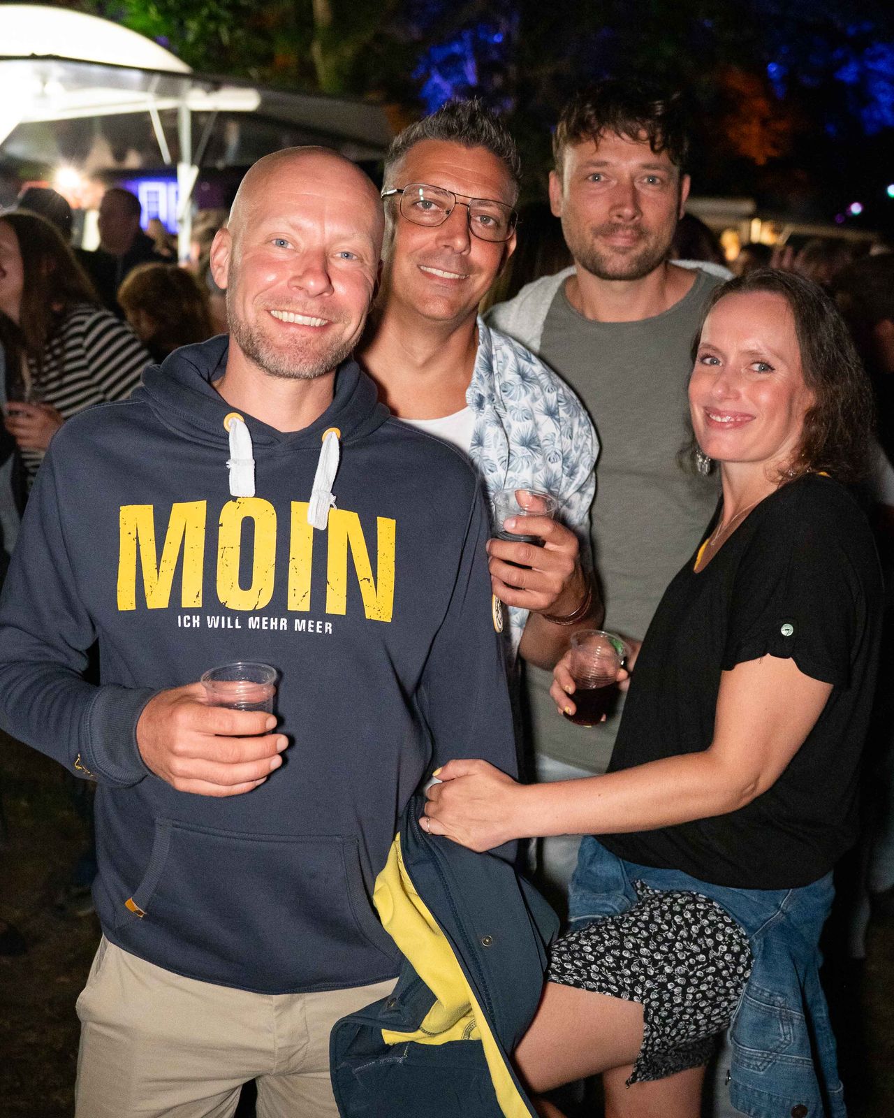Einige Leute vor Bühne – Behlendorf Beach Party 2026