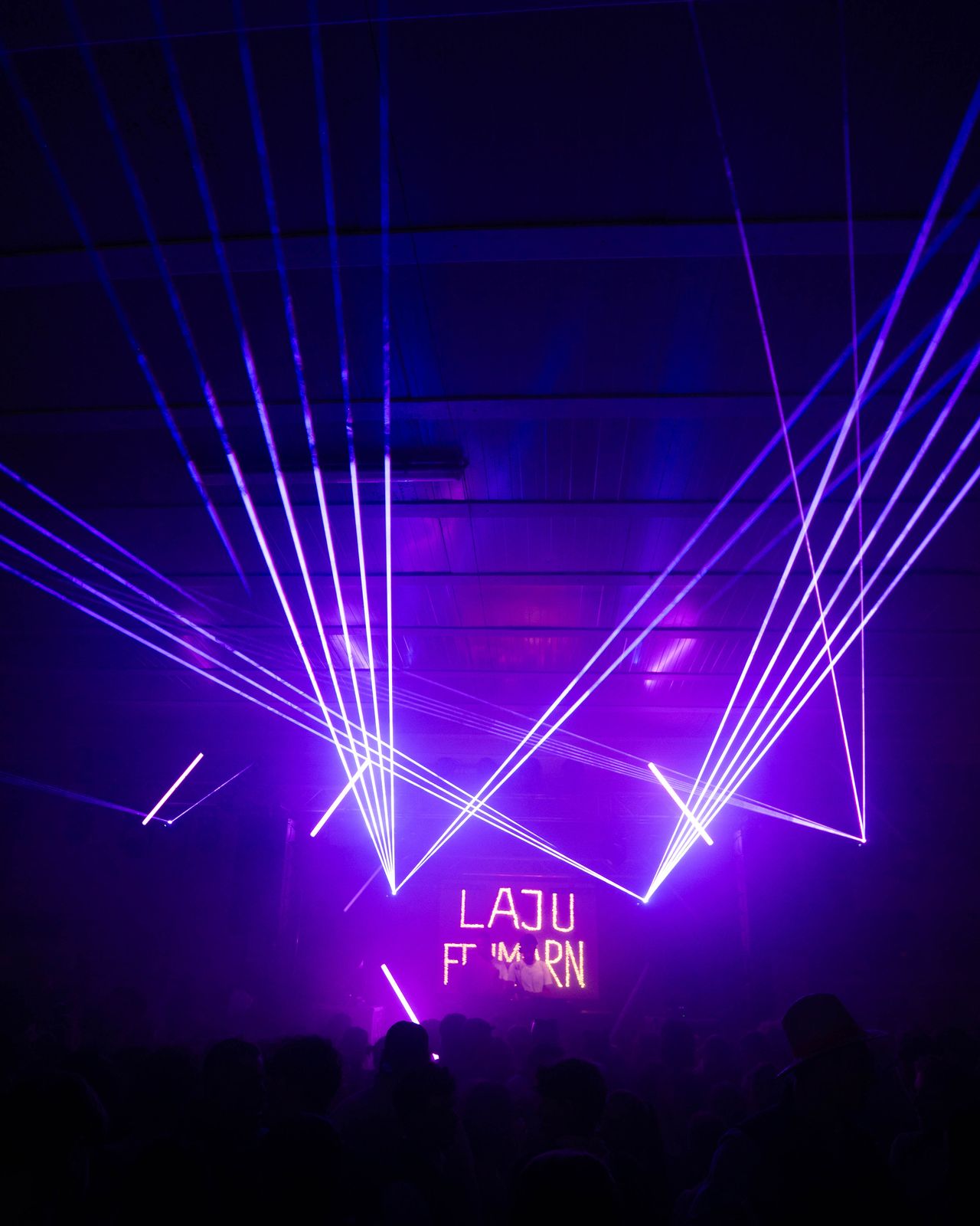 Auf Bühne blickend mit lila Laserstrahlen. – Pfingstfete Fehmarn 2026