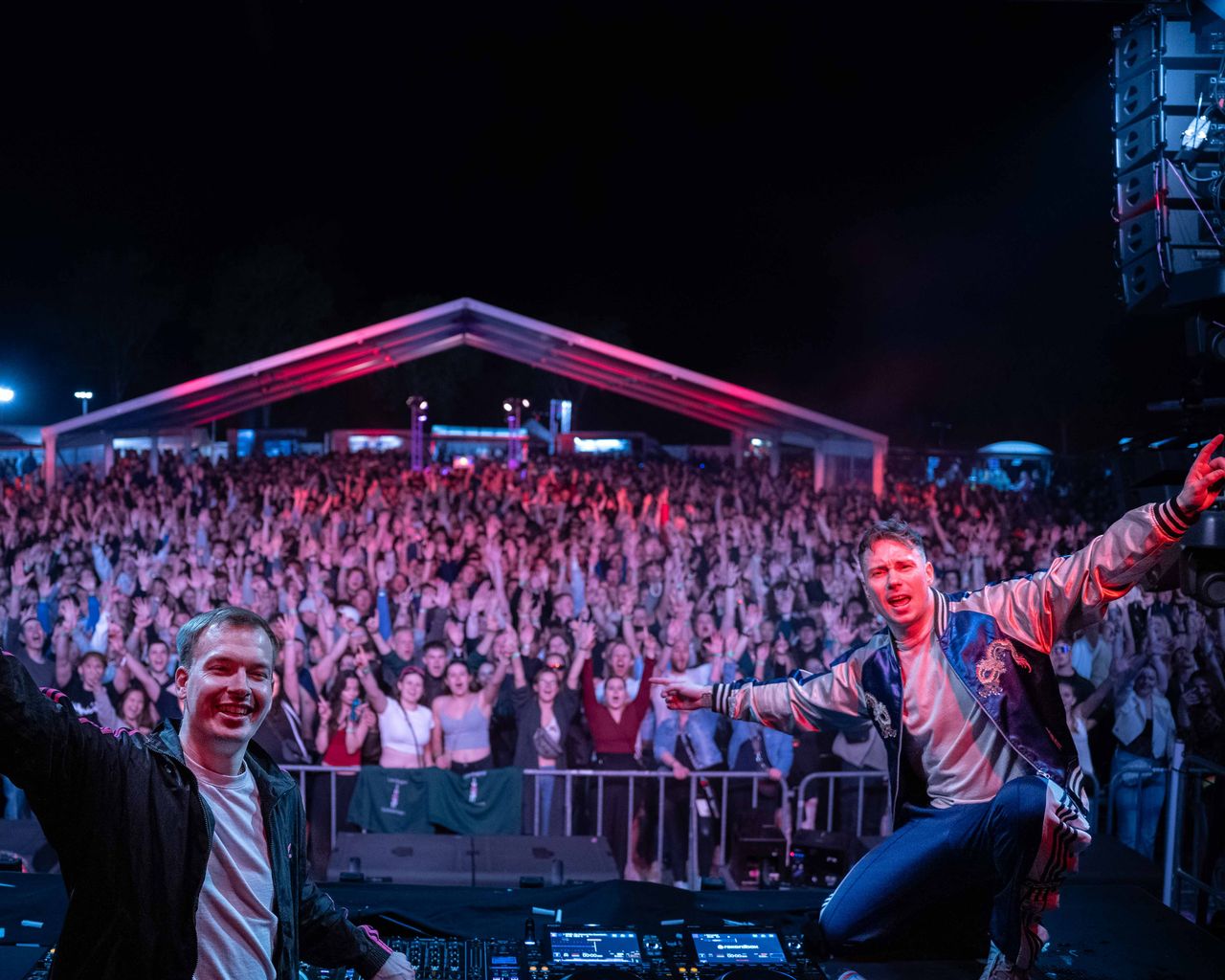 AXMO auf der Bühne und Crowd reißen Hände hoch.