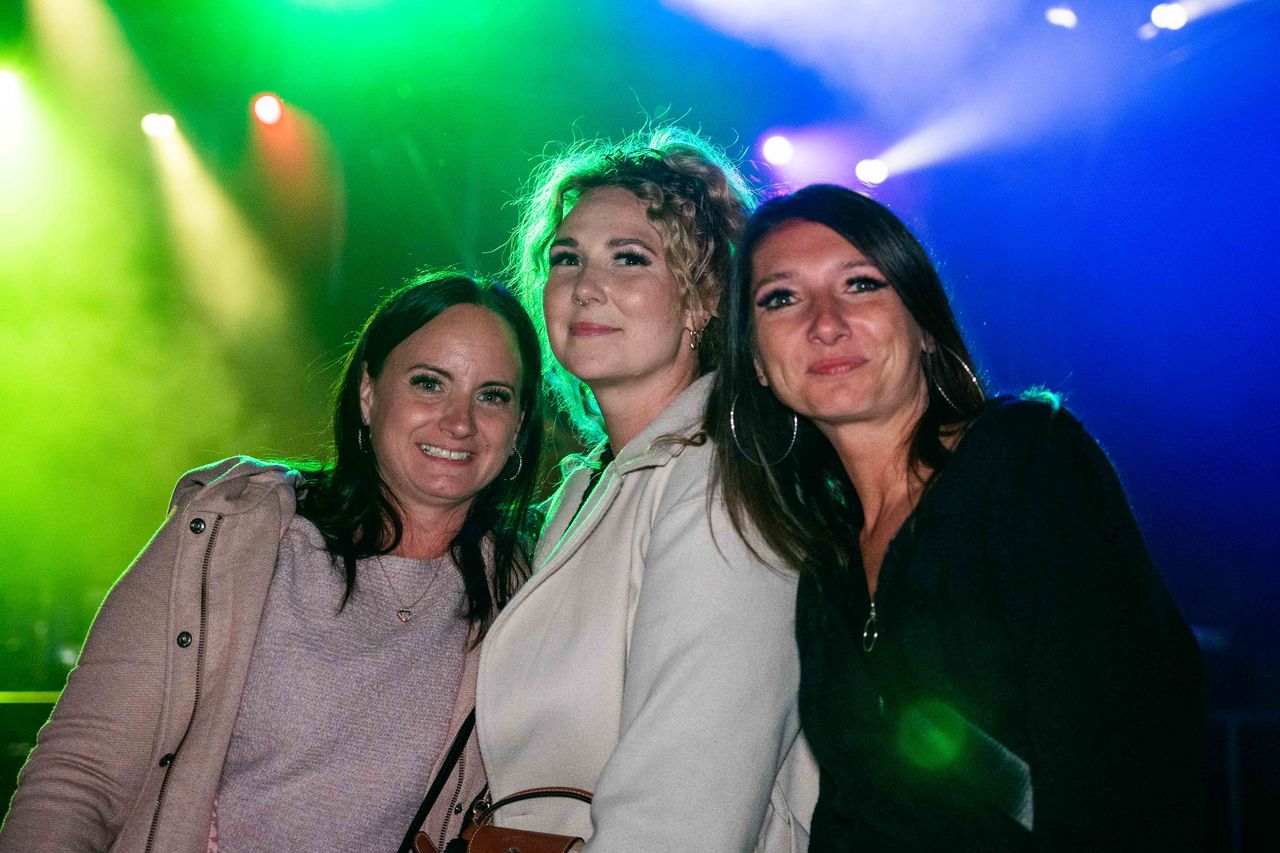 Einige Leute vor Bühne – Behlendorf Beach Party 2026
