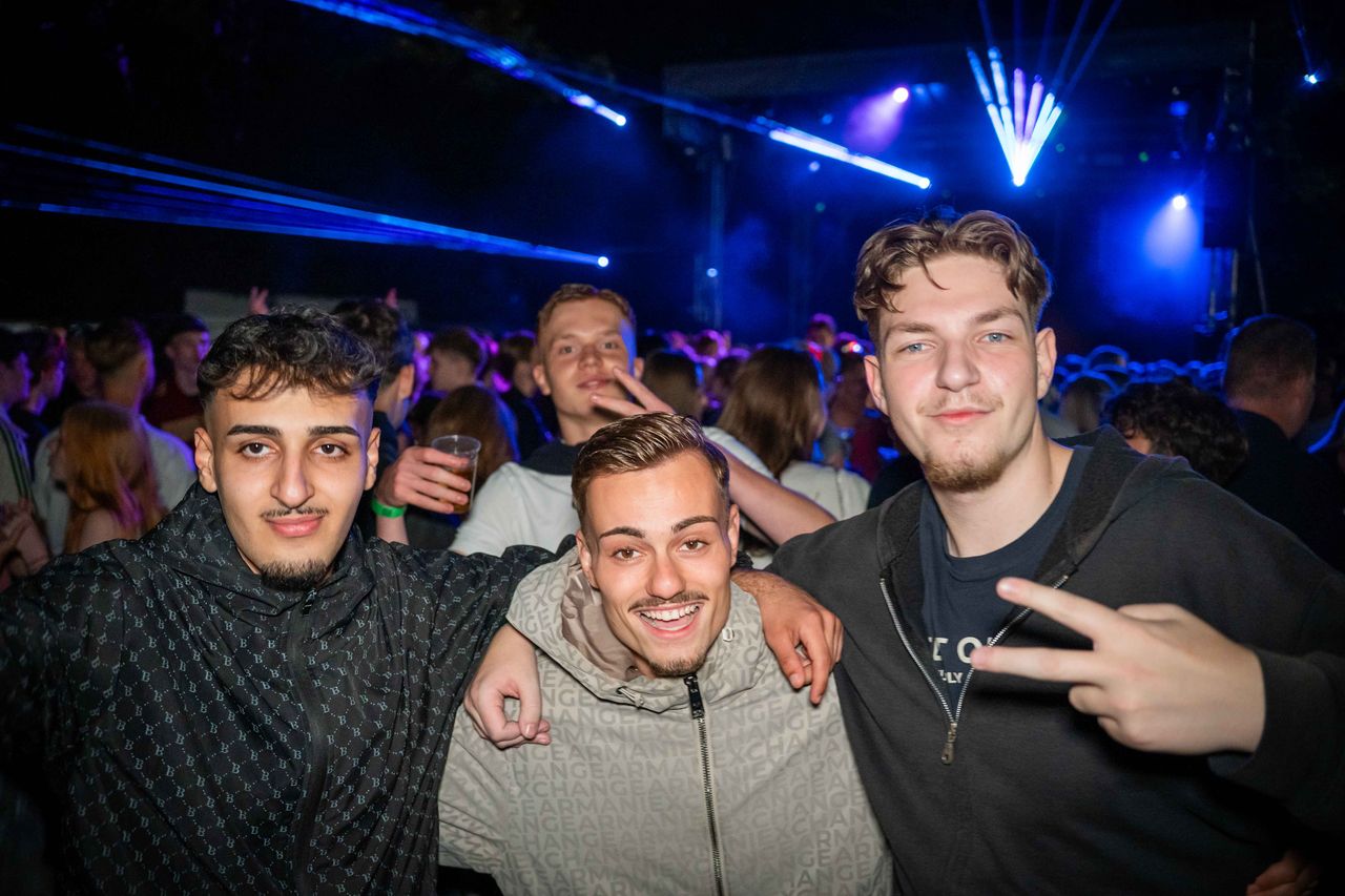 Einige Leute vor Bühne – Behlendorf Beach Party 2026
