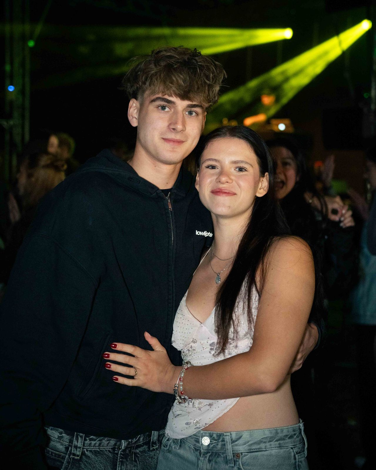 Einige Leute vor Bühne – Behlendorf Beach Party 2026
